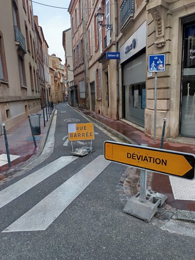 Rue barrée Toulouse - pose de panneaux de signalisation temporaire